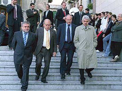 El alcalde de Roda de Ter, Antoni Llach; Jordi Pujol; José Montilla, y Pasqual Maragall se dirigen al funeral del poeta Miquel Martí i Pol.