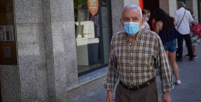 Un hombre protegido con mascarilla pasea por las calles de Pamplona, que se encuentra en fase 2 de la desescalada.