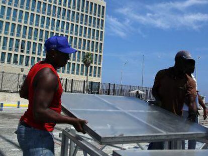  Obreros  trabajando en la embajada de Estados Unidos en La Habana (Cuba). 