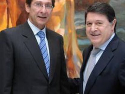 El ex consejero delegado de BBVA, Ignacio Goirigolzarri, junto con el presidente de Bancaja, José Luis Olivas