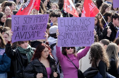 Dos jóvenes sujetaban pancartas durante la manifestación de estudiantes por el Día Internacional de la Mujer, este viernes en Bilbao.