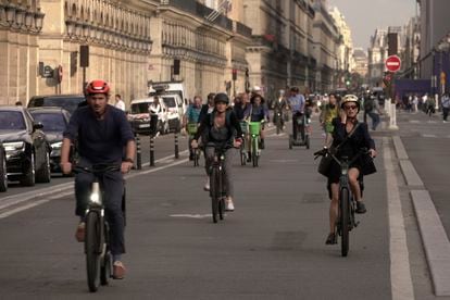 Carril bici de la calle Rivoli, en París, atestado de gente en bicicleta. 