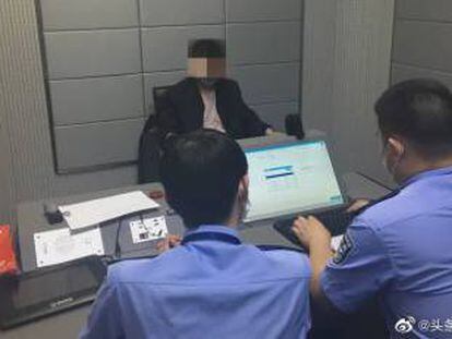 El asesino confeso, con la imagen de su rostro pixelada, tras entregarse a las autoridades chinas.