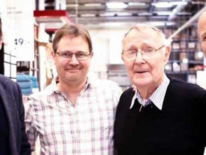 De izquierda a derecha: Jonas, Mathias, Ingvar (el padre y fundador de Ikea, fallecido el pasado 27 de enero) y Peter Kamprad. 