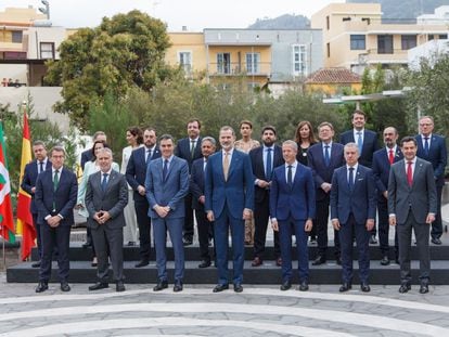 Presidentes autonómicos, junto al Rey y al presidente del Gobierno, en la última Conferencia de Presidentes, celebrada en la isla de La Palma en marzo.