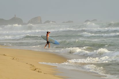 Las olas de la costa de <a href="http://www.sectur.oaxaca.gob.mx/" target="_blank">Oaxaca</a>, una franja de 550 kilómetros de playas en el Pacífico, se han convertido en uno de los grandes reclamos de esta zona del oeste de México con un litoral de largos y dorados arenales prácticamente vacíos y lagunas llenas de fauna, con una importante zona de cría de tortugas marinas, delfines y ballenas, todo ello en un clima tropical ideal. La actividad en la zona gira alrededor de tres centros principales: la sobria zona de resorts de Huatulco, el grupo de pueblos de playa al sur de Pochutla (muy frecuentados por nudistas o por yoguis) y la despreocupada localidad de Puerto Escondido, puerto pesquero y meca del surf. Esta última tiene algunas de las mejores olas para surfear del mundo y un arenal casi legendario, Zicatela, gracias a la tempestuosa pipeline mexicana, una de las rompientes de playa más impactantes y aterradoras del mundo. Aquí se celebran varias competiciones profesionales de surf al año. Además de Puerto Escondido, en las bahías de Huatulco o los relajados Zipolite, San Agustinillo o Mazunte resulta sencillo disfrutar del sol, comer muy bien o tomar una copa en alguno de los chiringuitos.