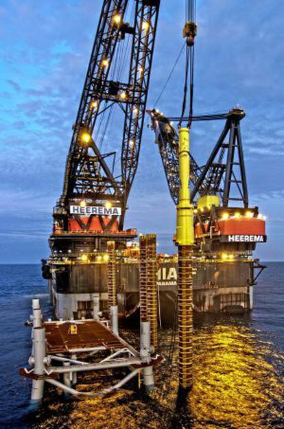 Instalación de los pilotes de la plataforma de procesos del proyecto Castor, para almacenar gas, en aguas de Tarragona, frente al delta del Ebro.