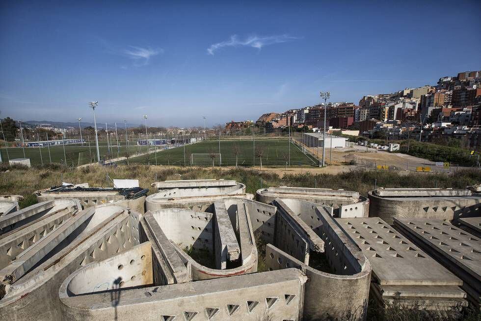 Modulos de hormigón del pabellón olímpico de tiro con arco de Barcelona, abandonados en un descampado.