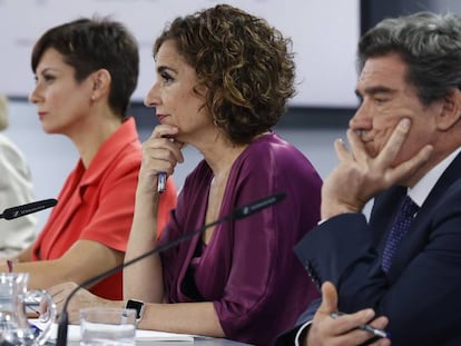 Desde la izquierda: la vicepresidenta primera del Gobierno y ministra de Economía, Nadia Calviño; la portavoz del Gobierno y ministra de Política Territorial, Isabel Rodríguez; la ministra de Hacienda, María Jesús Montero, y el ministro de Seguridad Social, José Luis Escrivá, en julio durante una rueda de prensa tras el Consejo de Ministros.