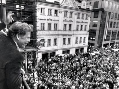 El dramaturgo Vaclav H&aacute;vel, reci&eacute;n elegido presidente, se dirige a los checos en una plaza de Praga. 