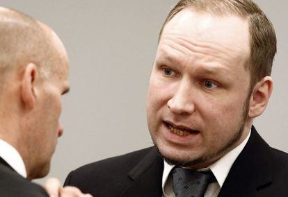Breivik habla con su abogado en la sala.