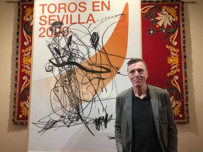 El pintor alemán Albert Oehlen, junto al cartel para la próxima temporada taurina en Sevilla.