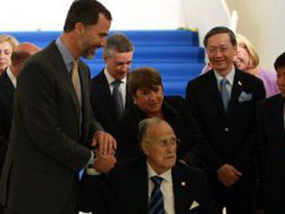 El príncipe Felipe junto a Iñaki Azkuna en la clausura del Foro Mundial de Alcaldes, en junio de 2013 en Bilbao.