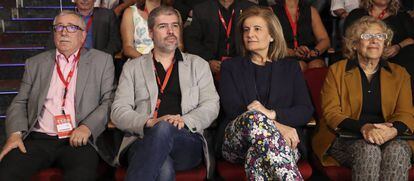 El nuevo líder de CCOO, Unai Sordo (segundo por la izquierda) y su antecesor en el cargo, Ignacio Fernández Toxo, la ministra de Empleo, Fátima Báñeza (2d) y la alcaldesa de Madrid, Manuela Carmena.