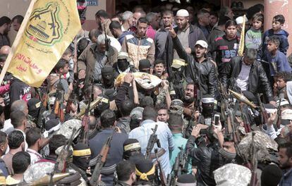 Guterres ha pedido “contención” a las partes. "El secretario general también ha pedido a los actores involucrados se abstengan de llevar a cabo cualquier tipo de acto que podría causar más muertes, en particular medidas que puedan poner en peligro a civiles", ha informado el portavoz del secretario general de la ONU, Farhan Haq. En la imagen, familiares y militantes enmascarados de Fatah trasladan el cuerpo de Hamdan Abu Amsha durante su funeral en la principal mezquita de Beit Hanoun (Gaza).