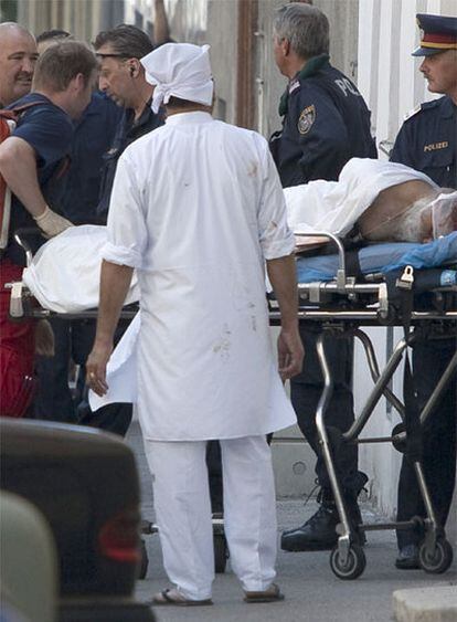 Traslado de uno de los 11 heridos por un tiroteo en un templo sij de Viena