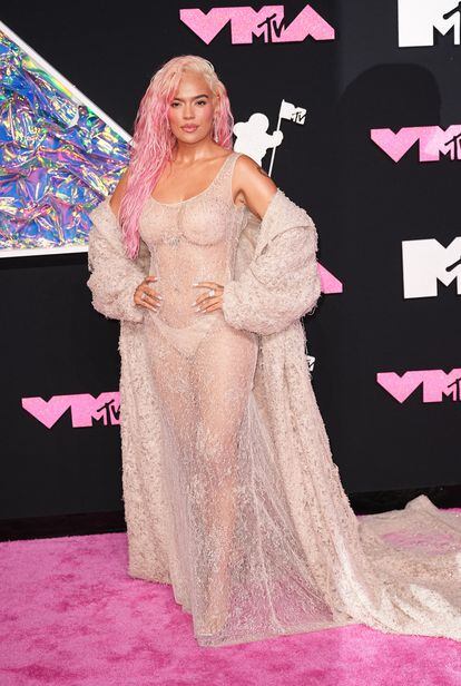 Karol G tampoco faltó a la cita con los MTV Video Music Awards. Al igual que Shakira, actuó en la gala y se subió al escenario para recoger el premio a la mejor colaboración por TQG. La colombiana lució un diseño de alta costura semitransparente compuesto por un vestido y una gran capa y firmado por Ashi Studio. Las joyas son de Jacob & Co.
