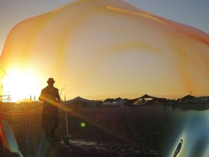 Un intérprete hace una pompa de jabón en el Festival Afrikaburn en el desierto de Tankwa Karoo, en Sudáfrica.