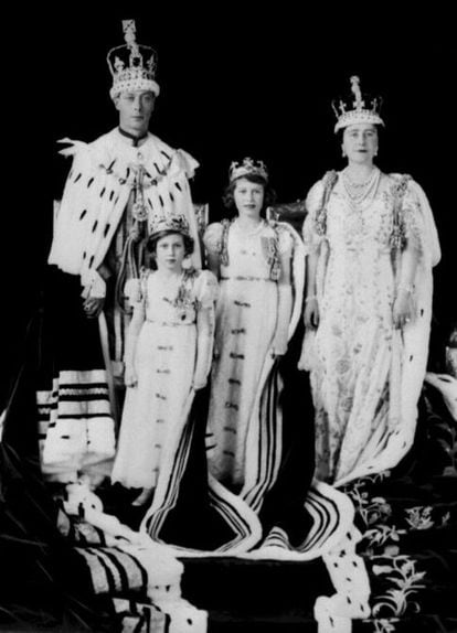 El duque de York accedió al trono el 11 de diciembre de 1936, tras la abdicación de Eduardo VIII por su matrimonio con Wallis Simpson. En la imagen, Jorge VI posa con su mujer y sus dos hijas tras su coronación.