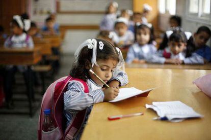 Una ni&ntilde;a en una clase de la escuela Dir al Balah, operada por la ONU, en la Franja de Gaza.