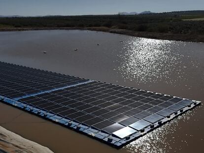Placas solares sobre el agua en el canal de regantes del Zújar, en Badajoz.