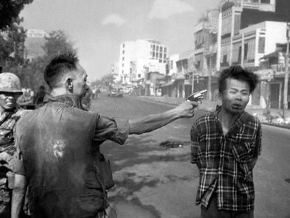 El general Nguyen Ngoc Loan dispara en la cabeza a un sospechoso de pertenecer al Viet Cong, en una calle de Saig&oacute;n.