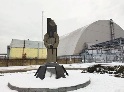 Monumento y plataforma de observación de sarcófago de Chernóbil, que cubre los restos del reactor 4.