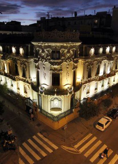 Fachada iluminada del edificio sede de la Sociedad General de Autores y Editores (SGAE) en Madrid.