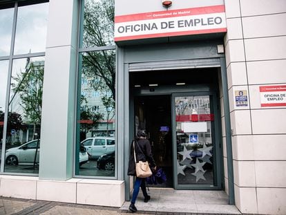 Una mujer entraba el jueves en una oficina de empleo en Madrid.