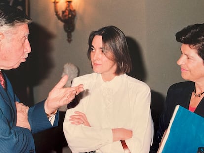 Augusto Pinochet con Elizabeth Subercaseux (centro) y Raquel Correa en el palacio de La Moneda, en 1988.