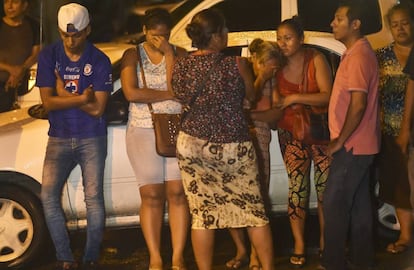 Familiares de presos de la cárcel de Acapulco, este jueves.