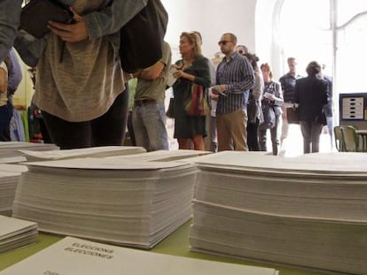  Votaciones para las elecciones al Parlamento catal&aacute;n del 27S en un colegio electoral de Barcelona. 