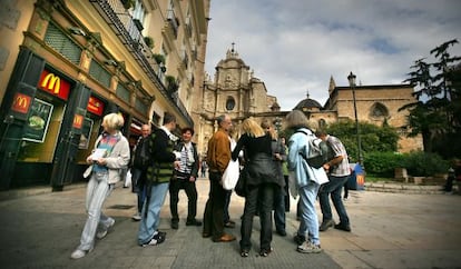Un grupo de turistas en la plaza de la Reina de Valencia