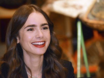 Lily Collins en una conferencia de prensa con motivo del estreno de 'Emily en París' en septiembre de 2019, en Francia.