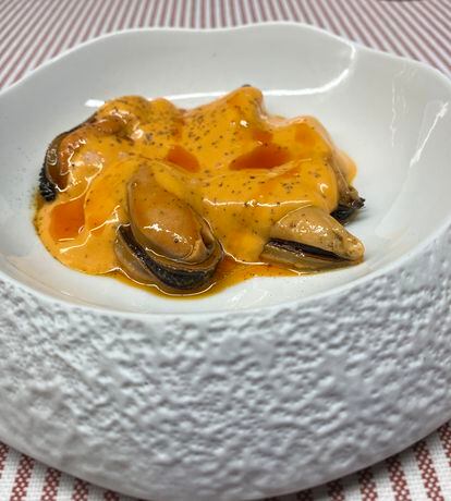 Escabeche rojo de mejillones con la salsa emulsionada, una de las propuestas del cocinero Iván Domínguez.