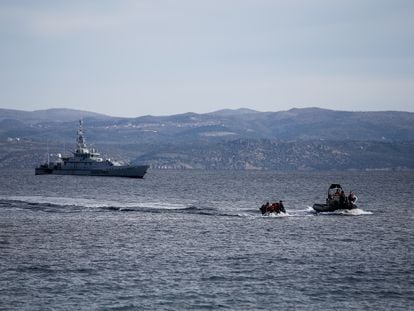 Una barca de goma con migrantes a bordo intenta alcanzar la costa europea en Lesbos (Grecia), el 28 de febrero de 2020. REUTERS/Costas Baltas