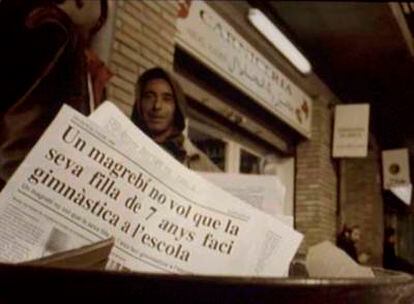 Escena del vídeo con el periódico que informa del caso de una menor magrebí obligada a no hacer gimnasia.