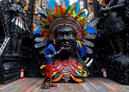 Un artesano pinta una escultura, antes del comienzo del festival Durga Puja, en Calcuta (India).
