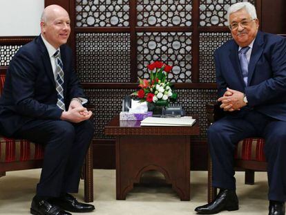 El presidente palestino, Mahmud Abbas (derecha), y el mediador de EE UU, Jason Greenblatt, en Ramala. Vídeo: REUTERS LIVE