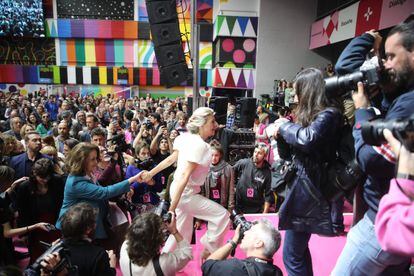 Yolanda Díaz y la activista de los derechos LGTBI Carla Antonelli, que presentó su baja en el PSOE a raíz de la 'ley trans', suben de la mano al escenario este domingo en Madrid.