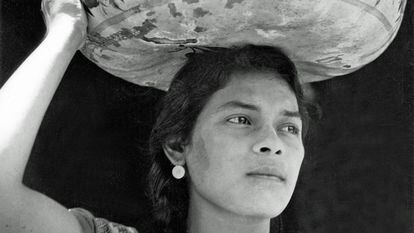 'Mujer con jícara en la cabeza, 1929, Juchitán, Oaxaca, México'.