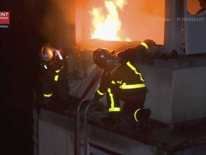 Los bomberos tratan de extinguir el incendio que se ha producido la madrugada de este martes en París.