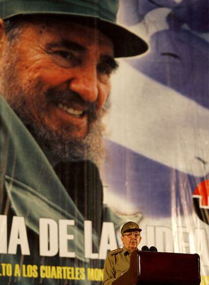 El presidente cubano, Raúl Castro, en su discurso del sábado ante un cartel de su hermano Fidel.