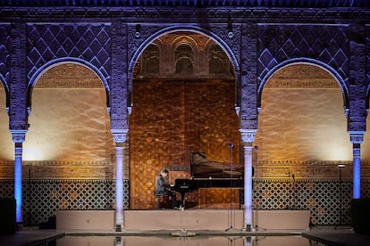 Javier Perianes during his recital in the Patio de los Arrayanes, yesterday in Granada.