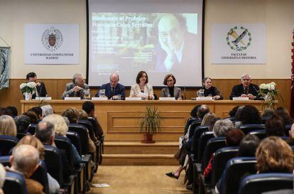 Homenaje a Calvo Serraller en la Universidad Complutense de Madrid. Desde la izquierda, Miguel Zugaza, Juan Pablo Fusi, Miguel Luque, Mª Nagore Ferrer, Dolores Jiménez-Blanco, Estrella de Diego y Víctor Nieto.