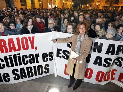 Centenares de personas apoyaron anoche en Alzira a la familia de Loreto Dolz, en el centro, hermana de la v&iacute;ctima del indultado.    