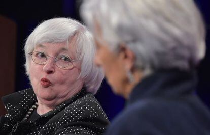 Janet Yellen, a la izquierda, conversa con Christine Lagarde