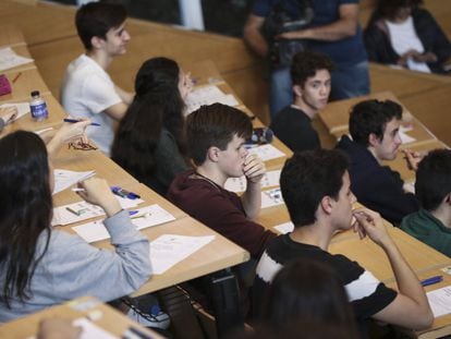 Varios estudiantes a punto de examinarse de Selectividad en la Universidad Complutense de Madrid.