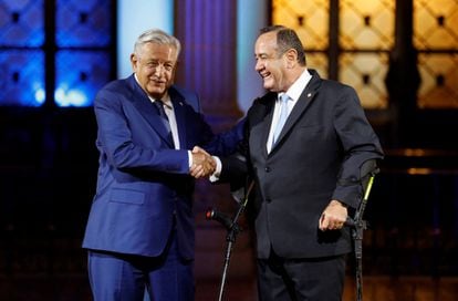 The president of Guatemala, Alejandro Giammattei, (on the right of the image) shakes hands with his Mexican counterpart, Andrés Manuel López Obrador.