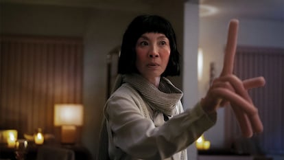 Michelle Yeoh, en uno de los universos alternativos, en el de las personas con dedos de salchichas, de 'Todo a la vez en todas partes'.